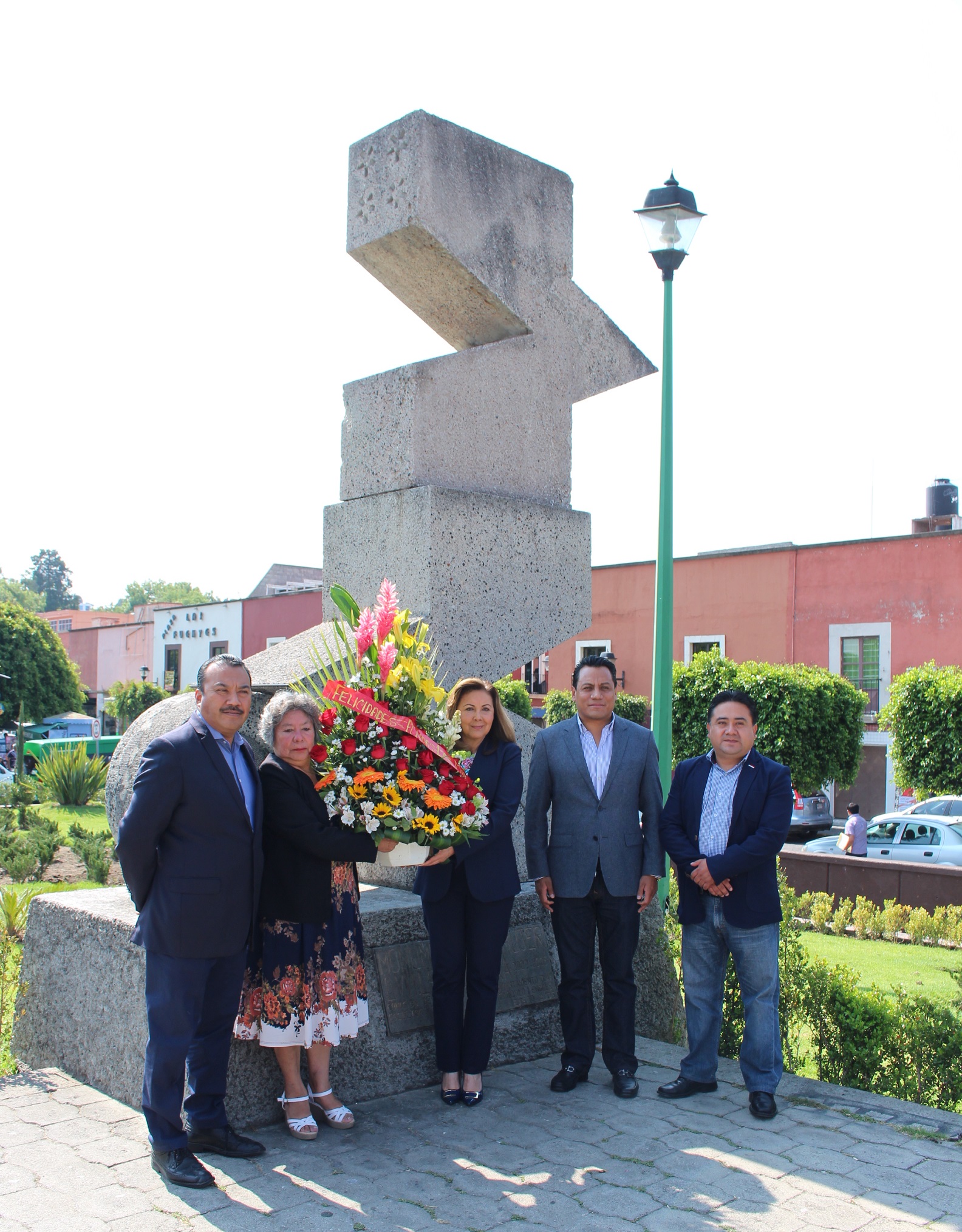 Colocan ofrenda frente al Monumento a la Mujer